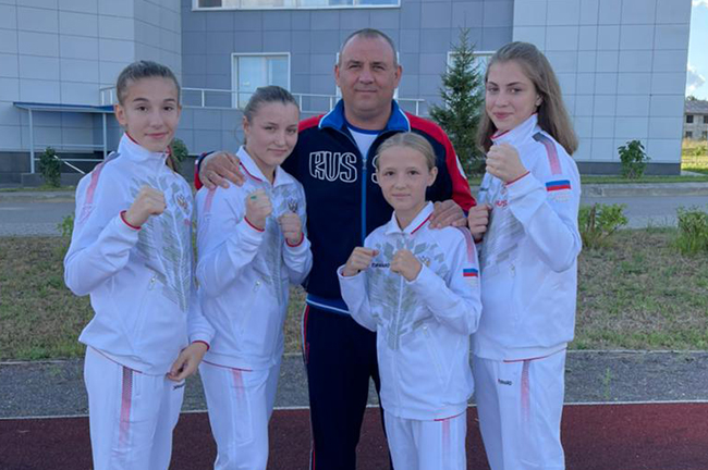 Молчанова (справа) вместе с кубанскими боксёрами и тренером сборной.